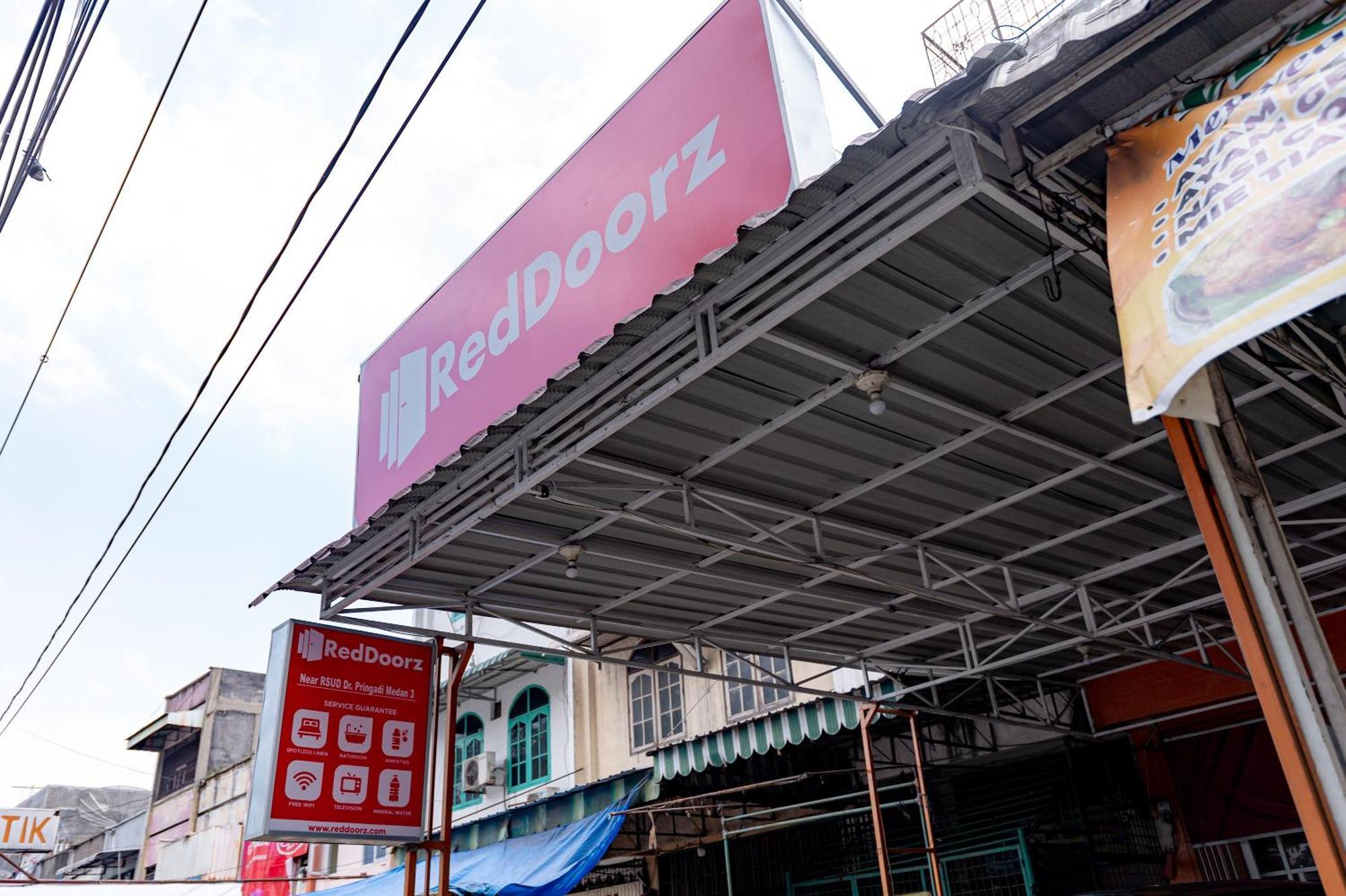 מלון Reddoorz Near Rsud Dr Pringadi Medan 3 מראה חיצוני תמונה